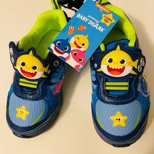 Baby Shark Toddler Light Up Tennis Shoes Sneaker Boys Girls size 9 NWT